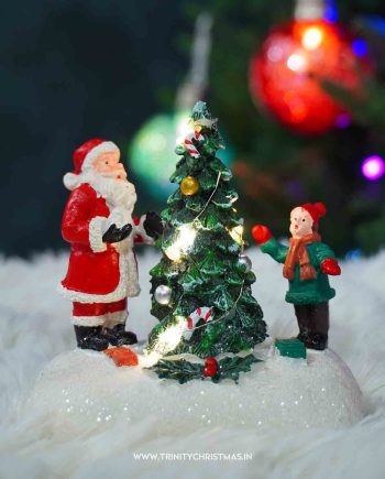 Santas Holiday Tree Surprise 10x10CM